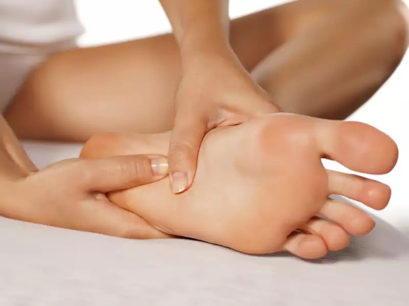 Perform acupressure techniques